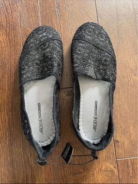 NWT Ardene Memory Foam Crochet Slip On Loafers. Size 7. Black.